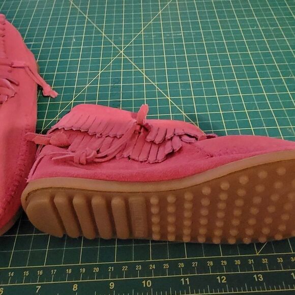 * MINNETONKA GIRLS' PINK SUEDE ROUND TOE MOCCASINS Nwot - Picture 3 of 8